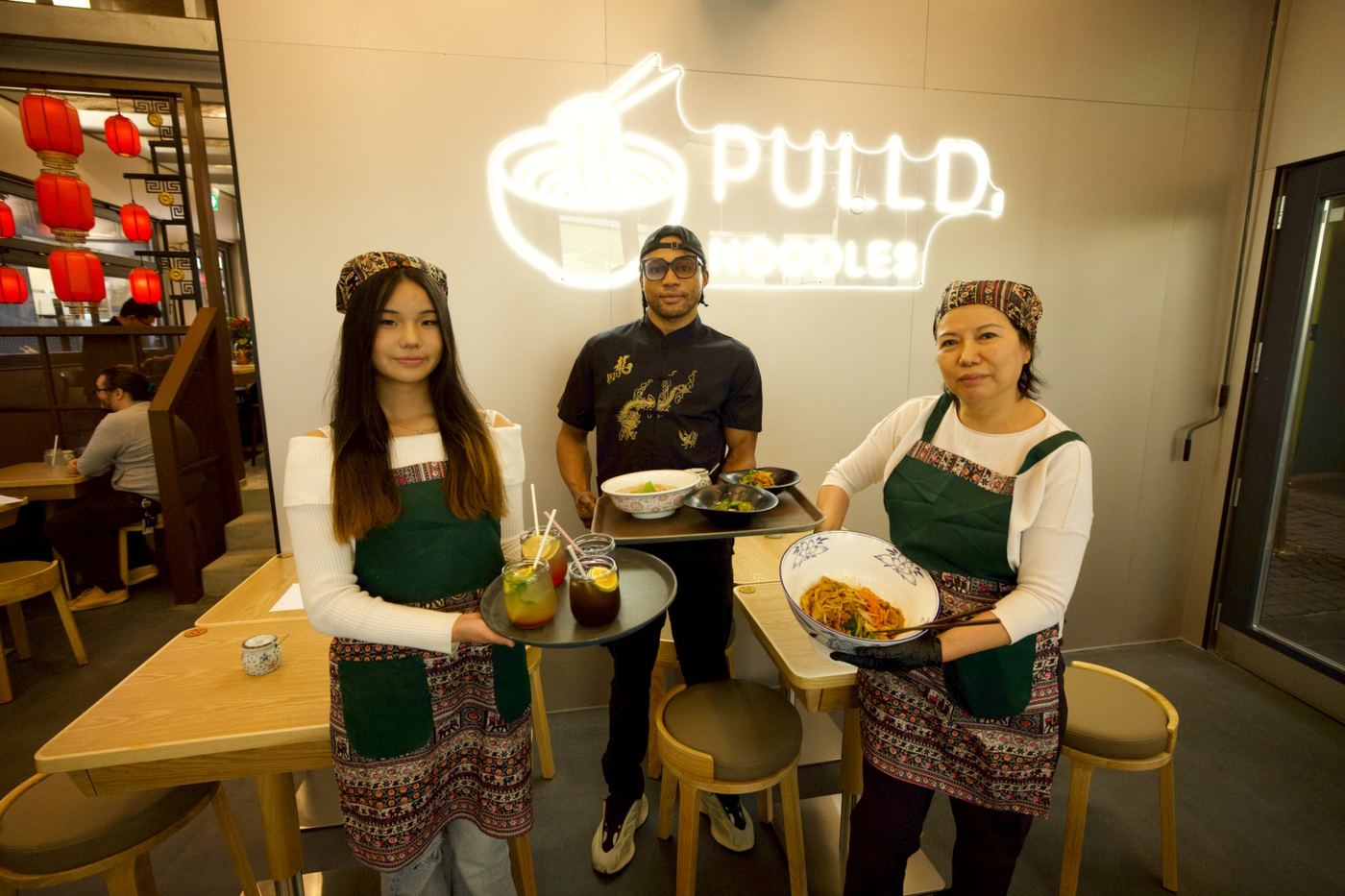 Das Pulld-Team mit Nudelgerichten und Getränken