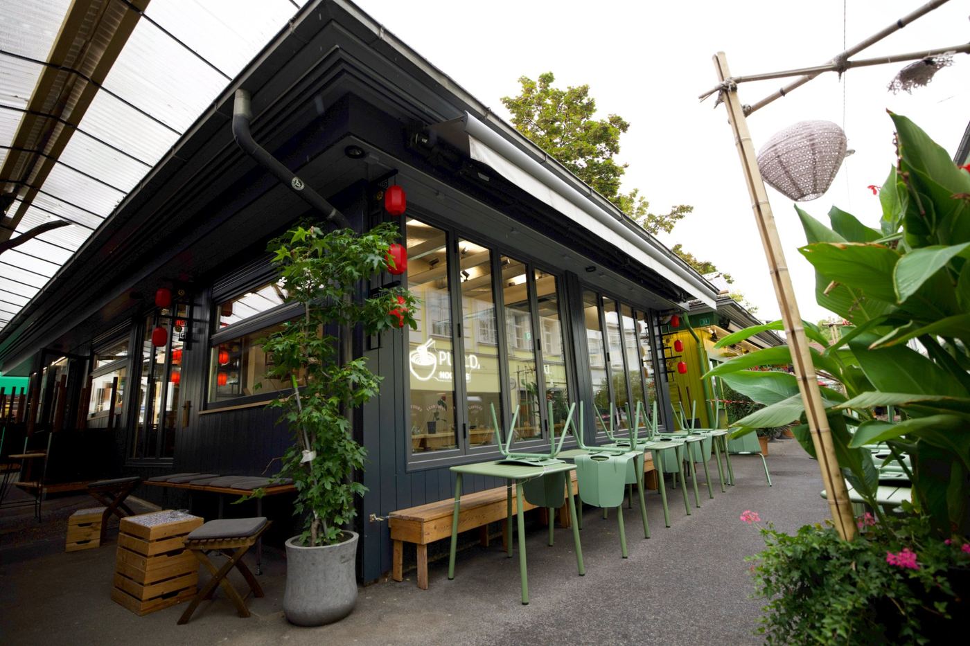 Terrasse mit grünen Stühlen